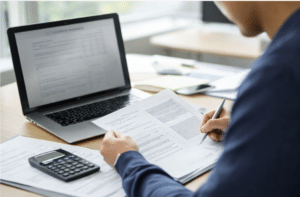 aflossingsvrije hypotheek berekenen met laptop en documenten